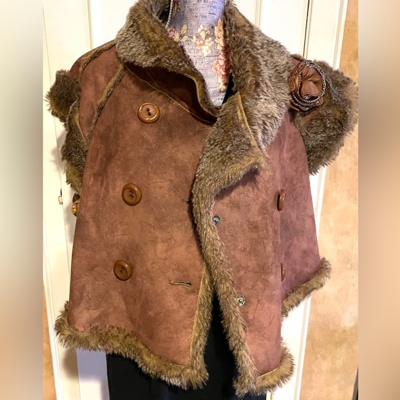 Betsey Johnson fun fur high stylish vest- size medium/large - hardly ever worn ! - Picture 2 of 4